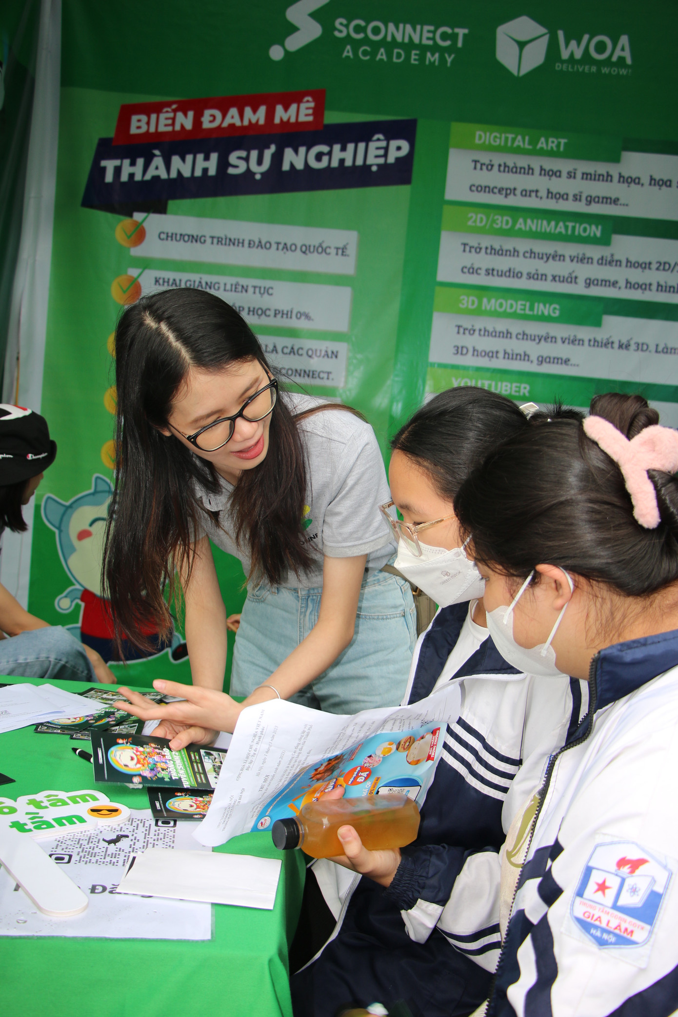 Đông đảo học sinh tham gia tìm hiểu, trao đổi thông tin về ngành học hoạt hình. Đông đảo học sinh tham gia tìm hiểu, trao đổi thông tin về ngành học hoạt hình.