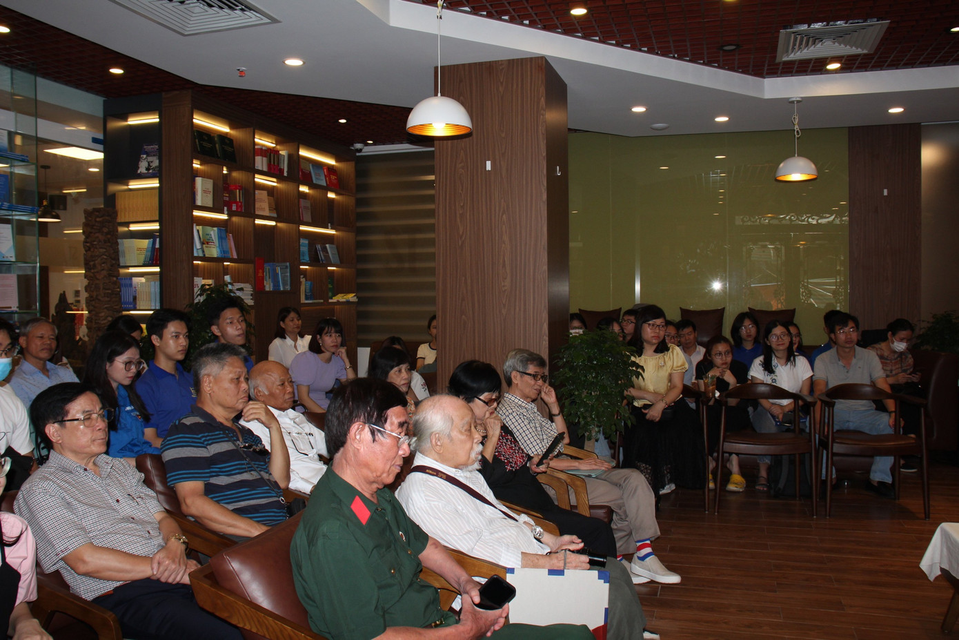 Nhiều cựu chiến binh chiến đấu ở nhiều chiến trường xưa tề tựu trong cuộc giao lưu. Nhiều cựu chiến binh chiến đấu ở nhiều chiến trường xưa tề tựu trong cuộc giao lưu.