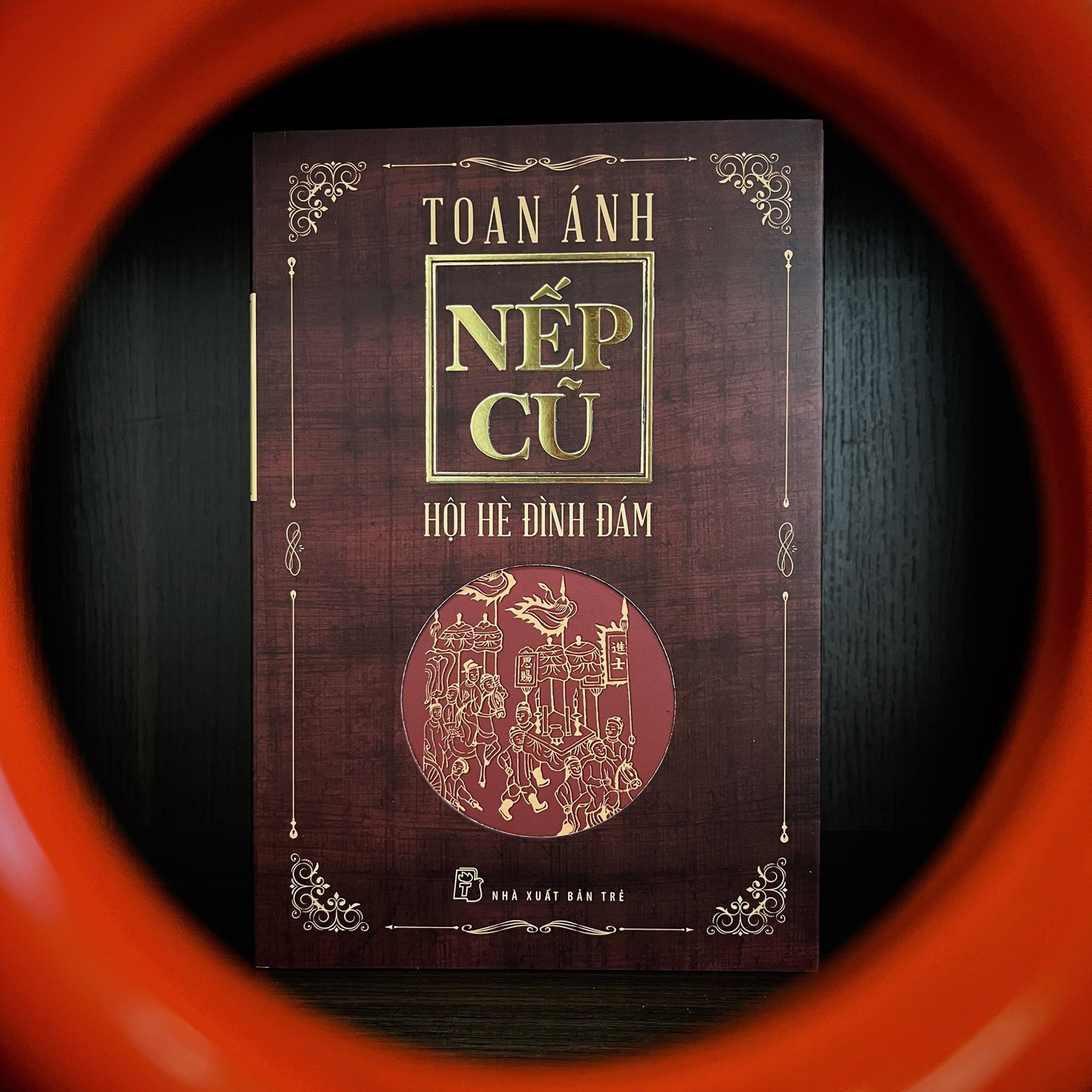 Tìm hiểu về lễ hội Việt Nam với Hội hè đình đám. Ảnh: NXB Trẻ Tìm hiểu về lễ hội Việt Nam với Hội hè đình đám. Ảnh: NXB Trẻ