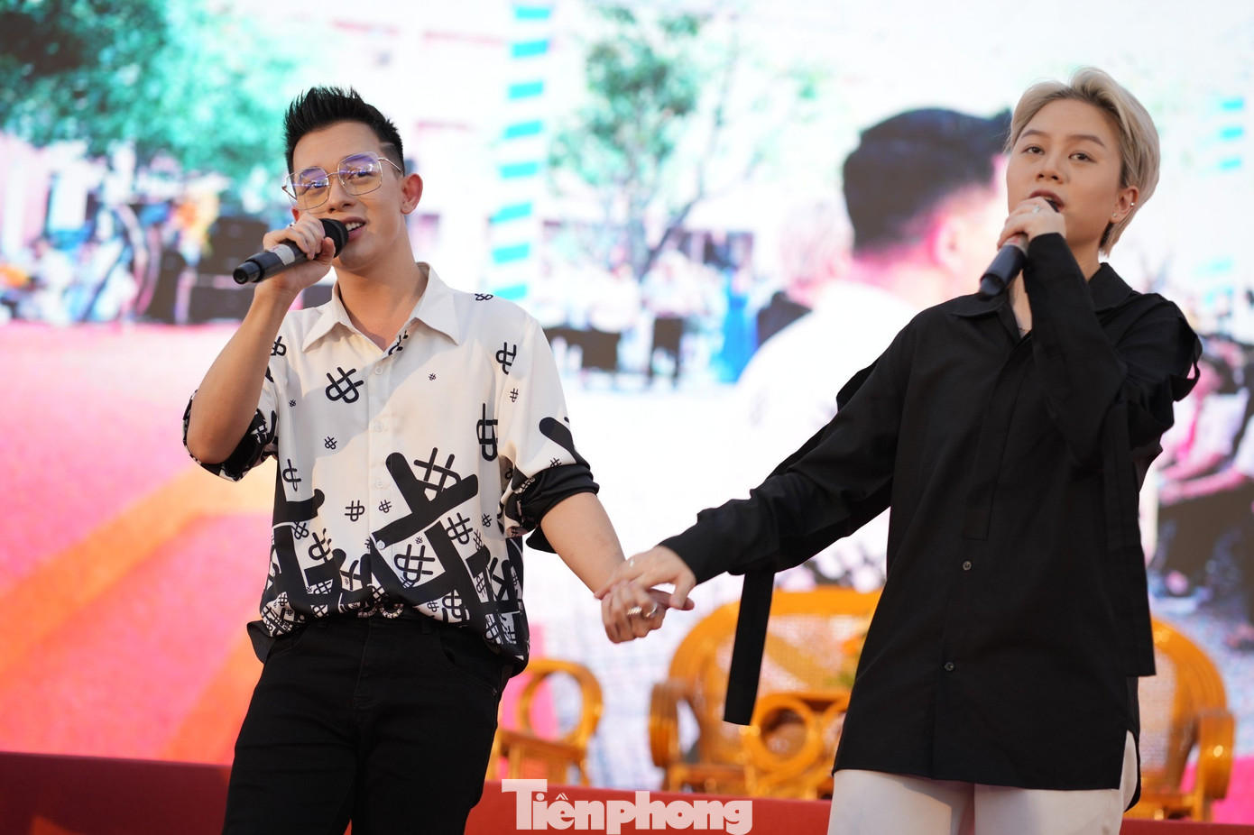 Bảo Hân và Quang Anh nắm tay nhau hát Cảm ơn con nhé (Quốc An). Bảo Hân và Quang Anh nắm tay nhau hát Cảm ơn con nhé (Quốc An).