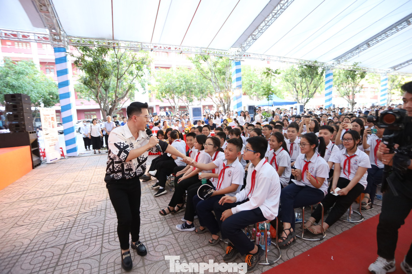 Quang Anh rời sân khấu để đến gần với các bạn học sinh. Quang Anh rời sân khấu để đến gần với các bạn học sinh.