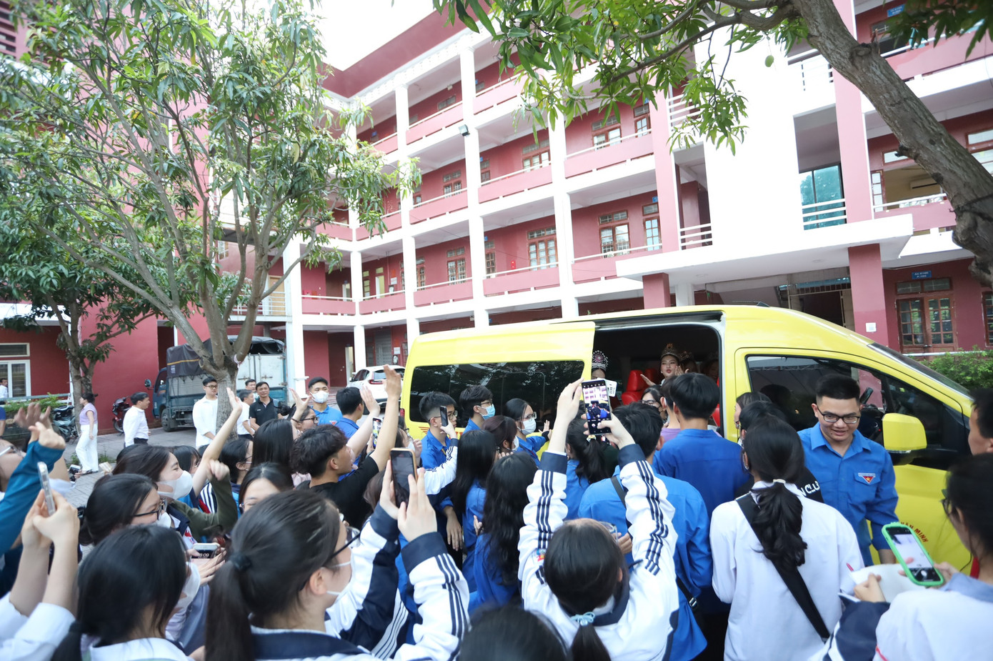 Học sinh nồng nhiệt bày tỏ tình cảm với các Hoa hậu, Á hậu. Chiếc xe chở Hoa hậu, Á hậu nán lại khá lâu để các nàng hậu đáp lại sự hâm mộ của các bạn học sinh.