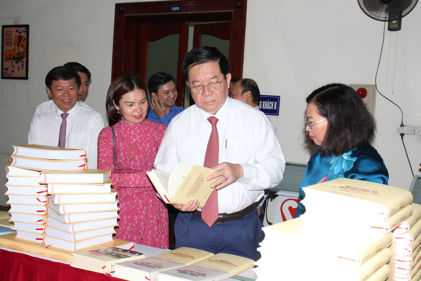 Bên cạnh bản sách giấy, đơn vị xuất bản cũng phát hành sách điện tử để nhân dân tiếp cận. Bên cạnh bản sách giấy, đơn vị xuất bản cũng phát hành sách điện tử để nhân dân tiếp cận.