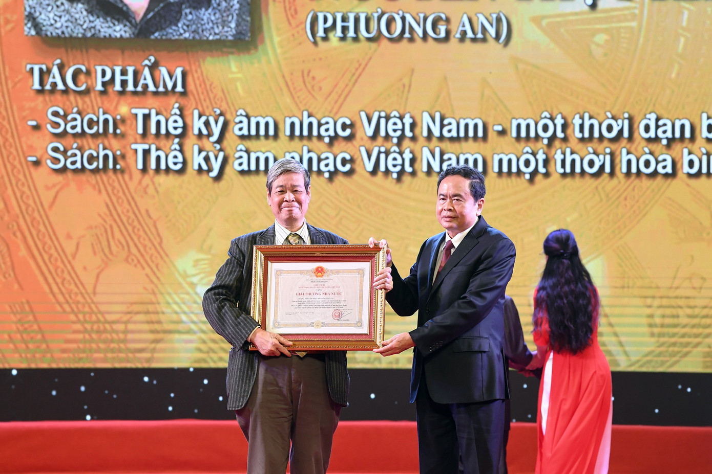 Nhạc sĩ Nguyễn Thụy Kha được trao Giải thưởng Nhà nước về VHNT. Ảnh: Ngọc Ánh.