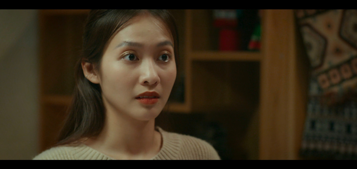 Trâm Anh (Khả Ngân) khó xử trước thái độ của gia đình chồng.