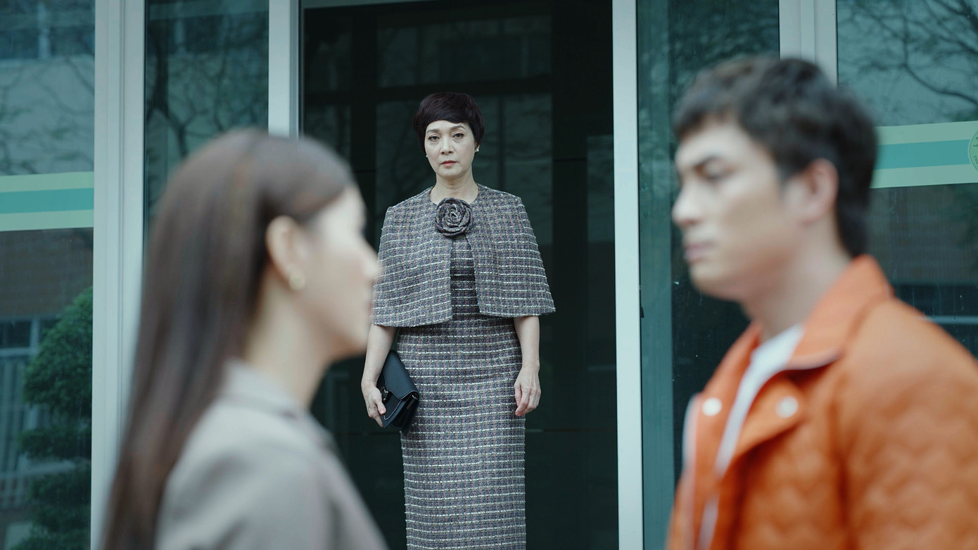 NSND Lê Khanh trong vai bà nội quyền lực, thích áp đặt.