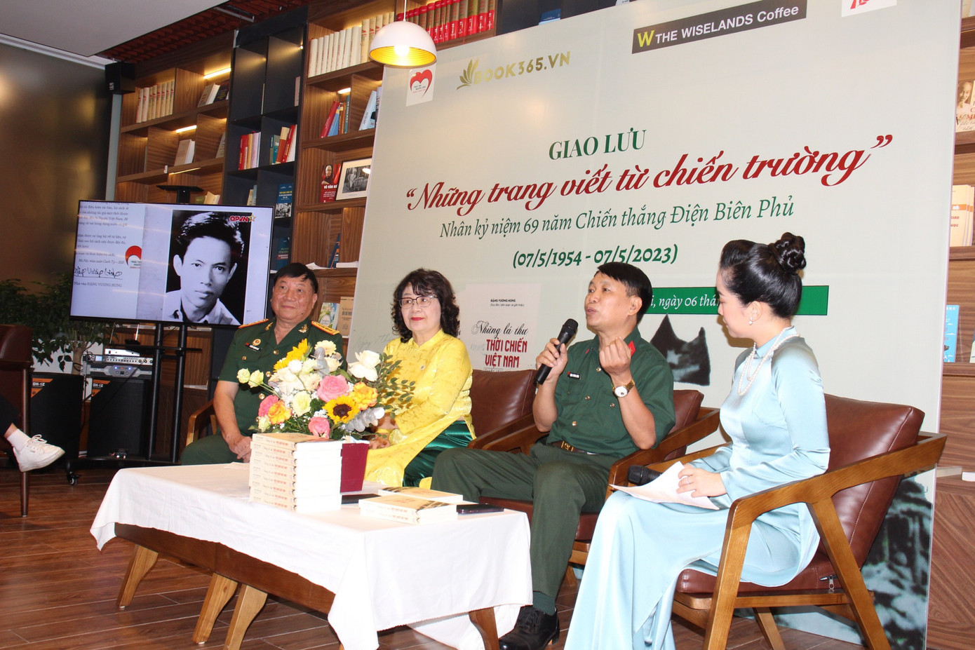 Nhà văn Đặng Vương Hưng (thứ hai từ phải qua) chia sẻ về quá trình sưu tầm thư chiến trường. Nhà văn Đặng Vương Hưng (thứ hai từ phải qua) chia sẻ về quá trình sưu tầm thư chiến trường.