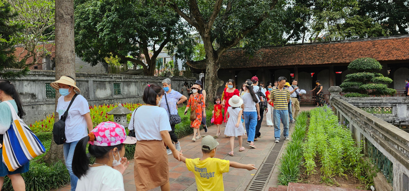 Không gian di tích rộng nên lượng khách đông nhưng không quá tải.