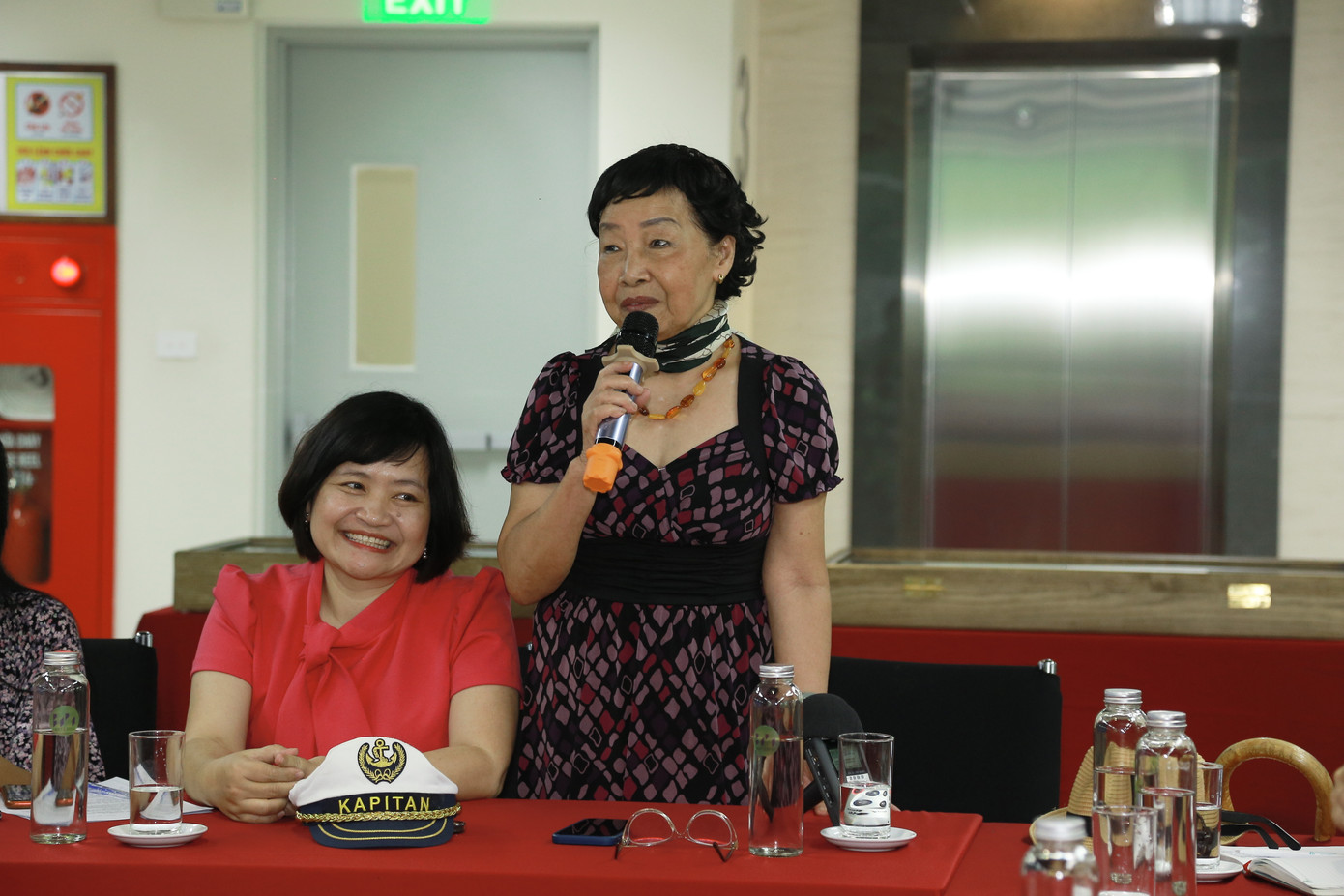 Nhà thơ Phan Thị Thanh Nhàn và TS. Nguyễn Thụy Anh (trái) có nhiều tác phẩm viết cho thiếu nhi. Ảnh: Phú Đỗ Nhà thơ Phan Thị Thanh Nhàn và TS. Nguyễn Thụy Anh (trái) có nhiều tác phẩm viết cho thiếu nhi. Ảnh: Phú Đỗ