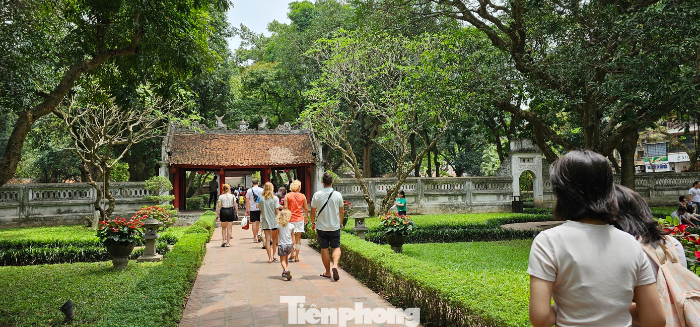 Lượng khách đến Văn Miếu gần phục hồi so với thời điểm trước dịch COVID-19.