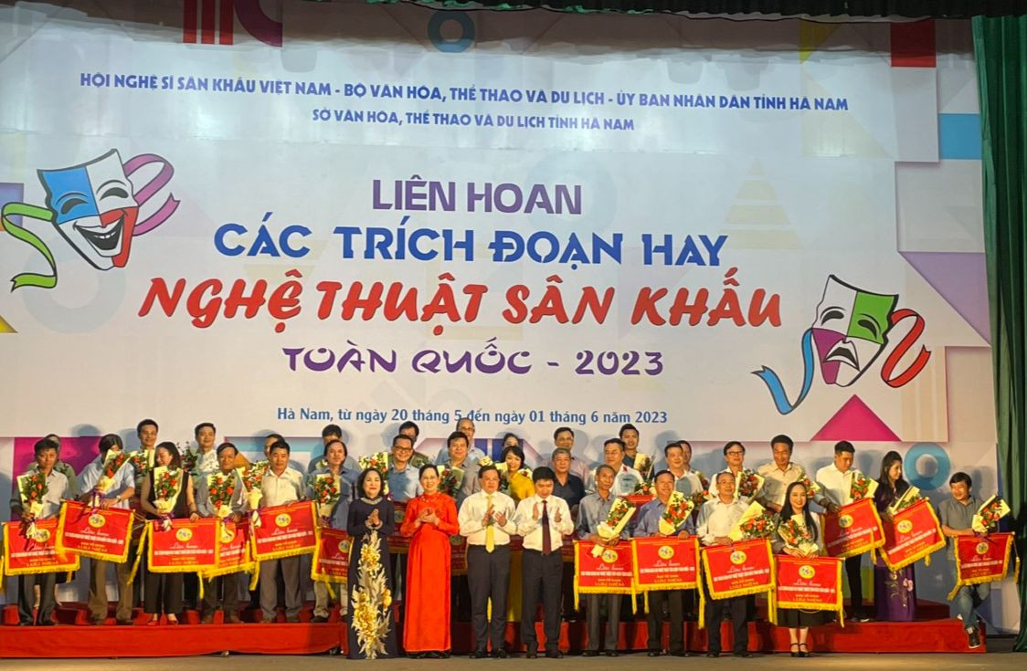 Ban tổ chức tặng hoa, chúc mừng các trưởng đoàn tham dự. Ban tổ chức tặng hoa, chúc mừng các trưởng đoàn tham dự.