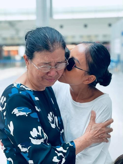 Đoan Trang chia tay mẹ để sang Singapore định cư