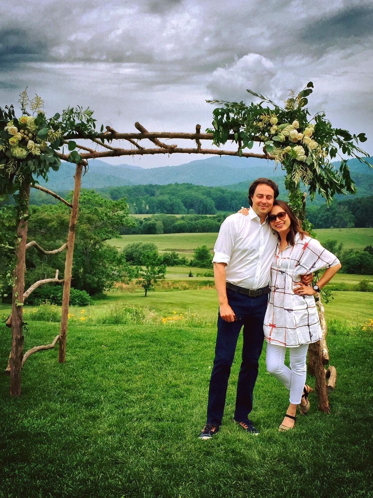 Nụ cười hạnh phúc của Ngọc Khánh bên chồng