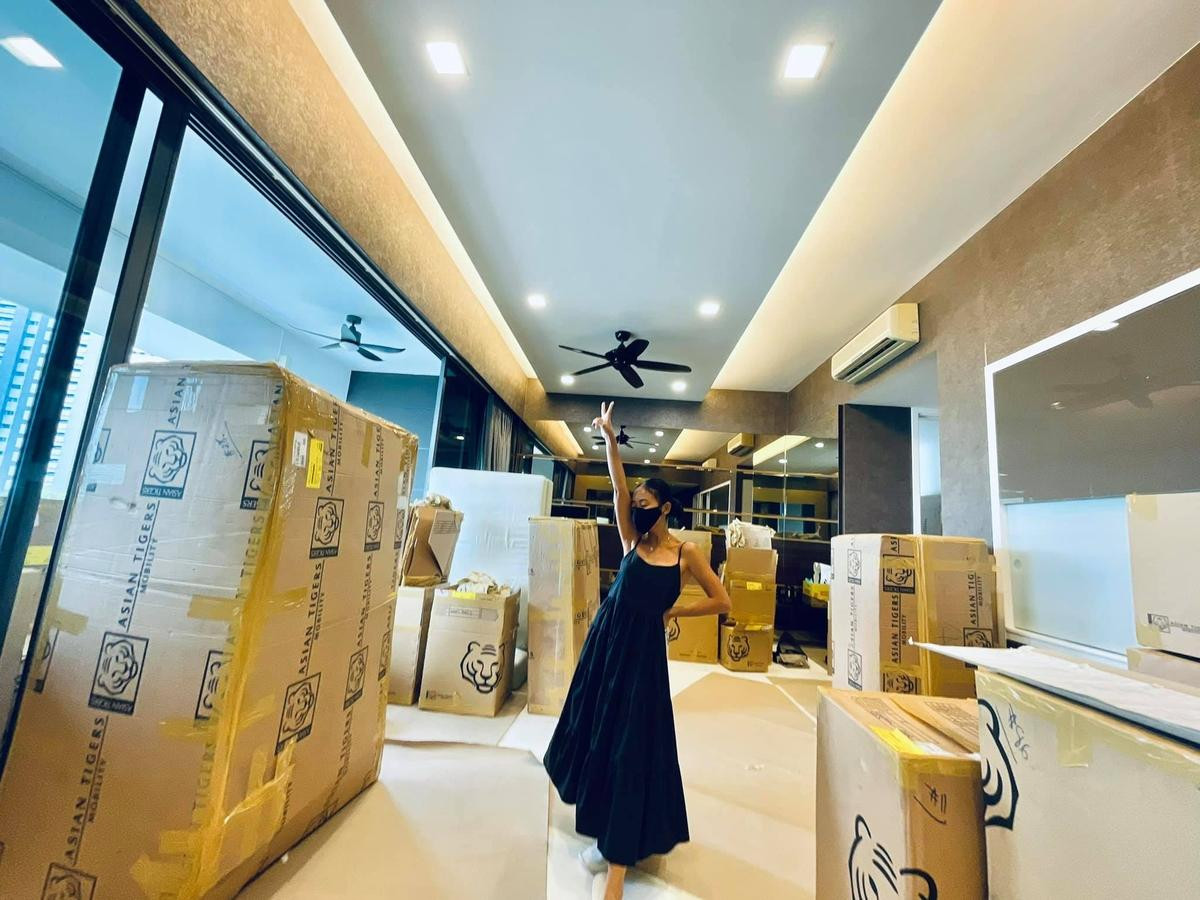 Cô mang theo toàn bộ đồ dùng cũ gồm gần 200 kiện hàng được gửi từ Việt Nam sang