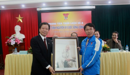 PGS-TS Nguyễn Văn Kim, Phó Bí thư Đảng ủy, Phó hiệu trưởng Trường ĐH KHXH & Nhân văn tặng quà lưu niệm cho T.Ư Đoàn