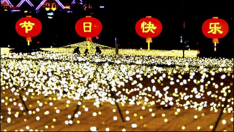 Tuy năm mới 2013 (lịch dương) không phải là dịp lễ lớn nhất trong năm nhưng nhiều địa phương tại Trung Quốc vẫn chuẩn bị đón năm mới. Trong ảnh là quang cảnh tại quảng trường nhân dân Đại Liên, tỉnh Liêu Ninh tràn ngập ánh đèn