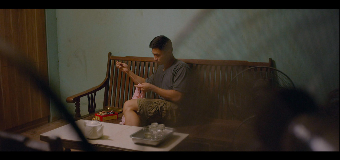 Ông bố cầm kim chỉ khâu váy cho con gái trong "Mùa hoa tìm lại" Ông bố cầm kim chỉ khâu váy cho con gái trong "Mùa hoa tìm lại"