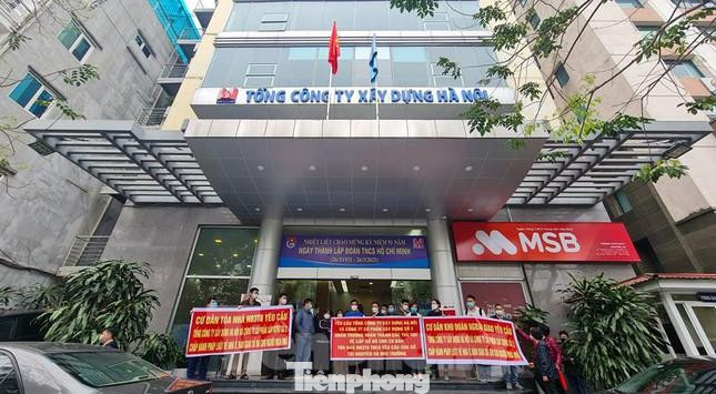 Hà Nội có quy định mới việc cấp sổ đỏ đối với tổ chức hoàn thành nghĩa vụ tài chính với chủ đầu tư. Ảnh: Cư dân khu Ngoại giao đoàn (quận Bắc Từ Liêm, Hà Nội) yêu cầu chủ đầu tư thực hiện cam kết liên quan đến việc cấp sổ đỏ sau 7 năm về ở.