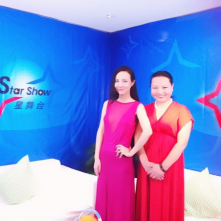 Can Lộ Lộ diện đầm hồng khoe ngực lấp ló bên cạnh mẹ ruột