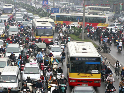 Bộ trưởng Thăng đề xuất cấm taxi vào giờ cao điểm, ưu tiên phương tiện công cộng để chống ùn tắc. Ảnh: Hồng Vĩnh
