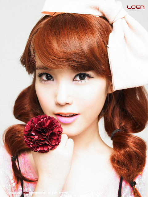 IU tết tóc hai bên diện Hanbook trông cực ngộ IU cột tóc hai bên, mặc đồng phục học sinh trẻ trung và tinh nghịch IU khá hợp với kiểu tóc hai bên này.