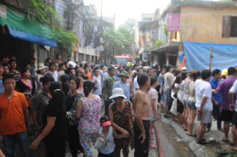 Người dân hốt hoảng đổ ra đường. Ảnh: Tuấn Nguyễn