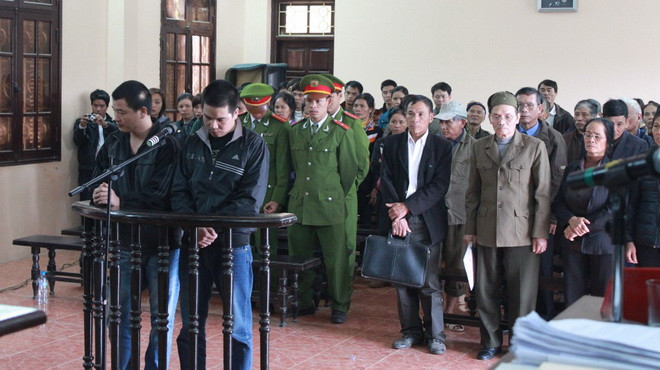 Các bị cáo nghe tuyên án tại phiên tòa