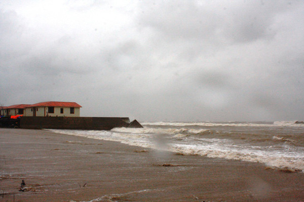 Sóng biển tiếp tục đánh mạnh vào bờ kè biển Cửa Đại