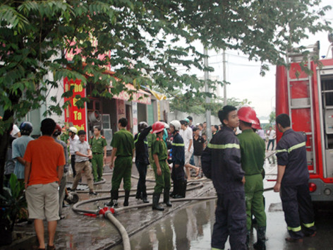 Lực lượng PCCC tiếp cận hiện trường. gsdgsg