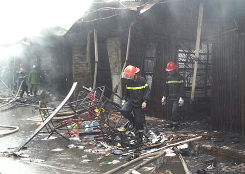 Trận hỏa hoạn sáng 16/12 đã thiêu rụi 32 gian hàng của các tiểu thương chợ Nhà Xanh, Cầu Giấy, Hà Nội. Ảnh: Bá Đô