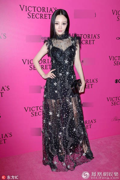 Đạo diễn Trương Nghệ Mưu lần đầu đưa vợ trẻ đi sự kiện sau kết hôn ảnh 10