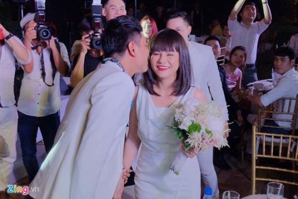 Nhận hoa cưới từ Khởi My, Kiều Minh Tuấn trao nụ hôn ngọt cho Cát Phượng ảnh 1