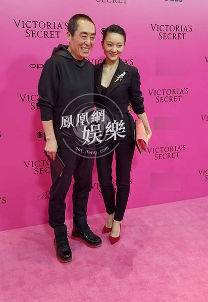 Đạo diễn Trương Nghệ Mưu lần đầu đưa vợ trẻ đi sự kiện sau kết hôn ảnh 2