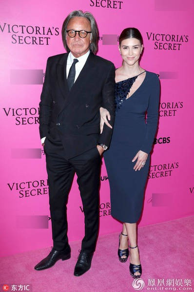 Đạo diễn Trương Nghệ Mưu lần đầu đưa vợ trẻ đi sự kiện sau kết hôn ảnh 4