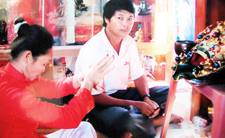 Vợ chồng “Quan Thánh” trong một lần “ra căn” cho đệ tử. 