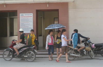 Cảnh đưa đón thường thấy ở KTX nữ. Ảnh: D.N