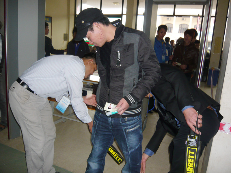 Một lao động bị nghi ngờ mang điện thoại sau khi đi qua cổng từ