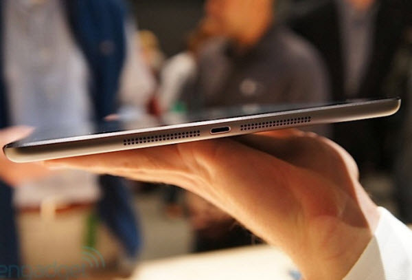 Cạnh dưới iPad Air tương tự iPad 4 với cổng Lightning và hai loa ngoài
