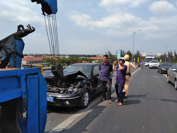 Va chạm trên cầu Rạch Miêu, xe biển số xanh nát đầu ảnh 2