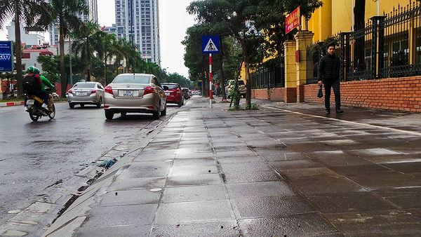 Điểm mặt hàng loạt tuyến phố Hà Nội tự ý chi tiền tỷ lát đá vỉa hè ảnh 3
