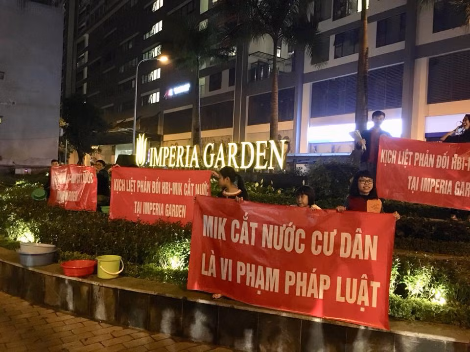 Bị cắt nước đầu năm, dân chung cư mang xô chậu xuống sảnh gội đầu ảnh 4