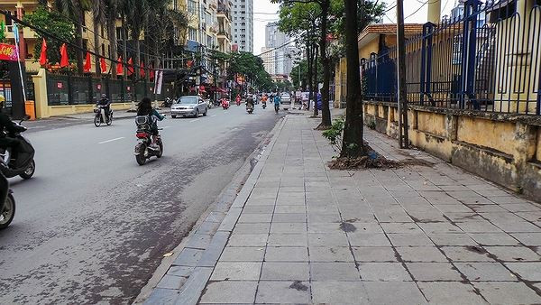 Điểm mặt hàng loạt tuyến phố Hà Nội tự ý chi tiền tỷ lát đá vỉa hè ảnh 11