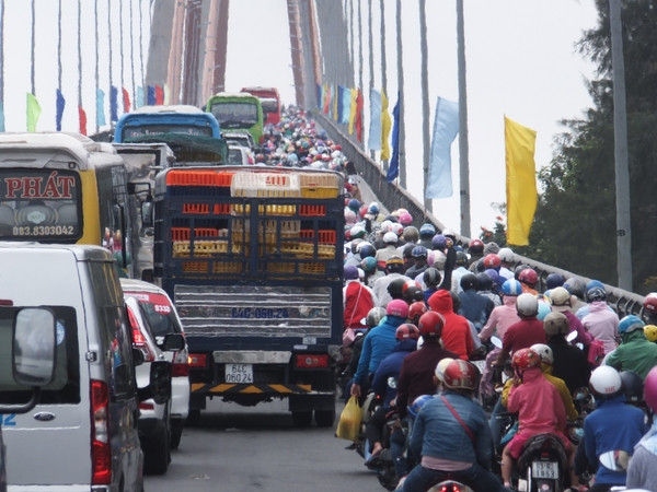 Đường về miền Tây 'tê liệt' ngày Mồng 2 Tết ảnh 2