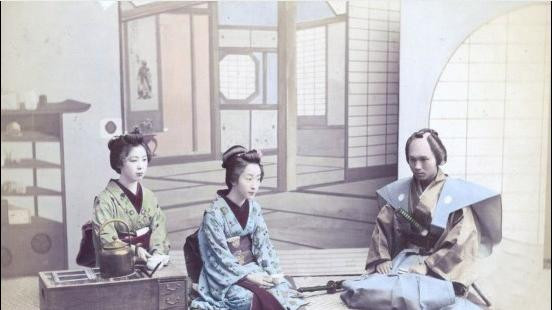 Hai Geisha và võ sĩ vào khoảng năm 1880