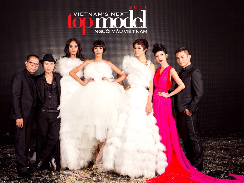 Bộ tứ ban giám khảo cùng top 3 thí sinh của mùa giải thứ 2