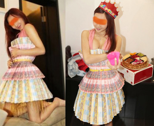 Thiếu nữ khoe chiếc váy làm từ tiền thật của mình. Ảnh: Weibo. Thiếu nữ khoe chiếc váy làm từ tiền thật của mình. Ảnh: Weibo