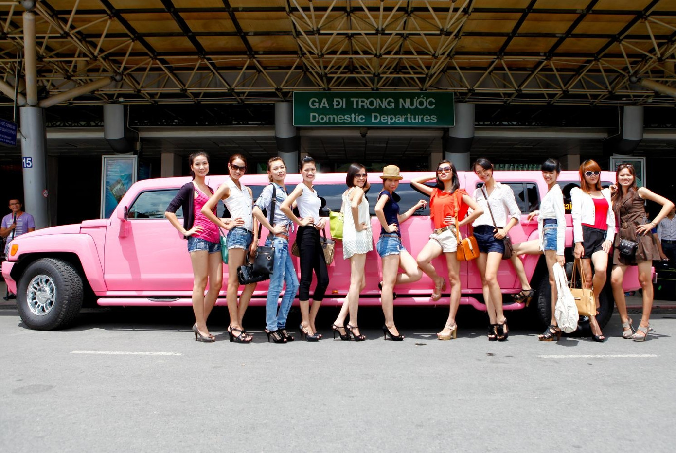 Các thí sinh miền Bắc được BTC rất ưu ái khi đón bằng Limousine hồng