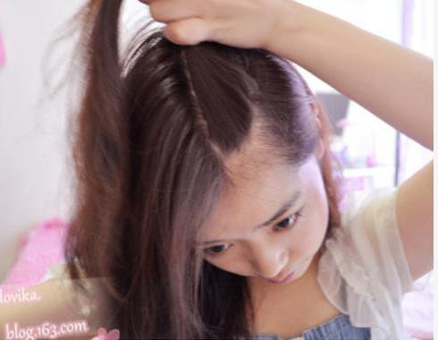 Rẽ phần lệch sang một bên Tết từ trước ra sau, đến đỉnh đầu thì tết ngang sang một bên và cố định lại Ở bên đối diện bạn cũng tết một lọn tóc từ trên đỉnh đầu xuống. Phần đuôi tóc bạn dùng máy uốn xoăn lên để tạo độ phồng cho tóc.