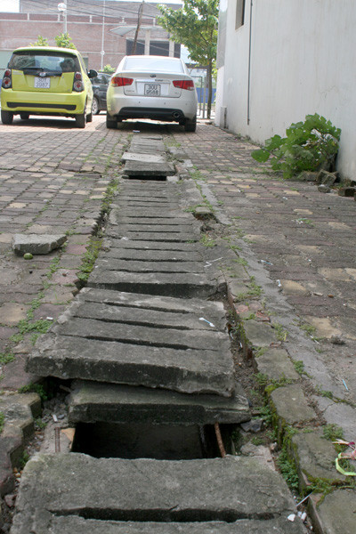 Tấm đan bị hư hỏng nhiều tại khu vực tòa nhà CT3