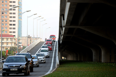 Nhiều người cho biết, chưa dám đi ôtô lên cầu cạn vì không rõ 